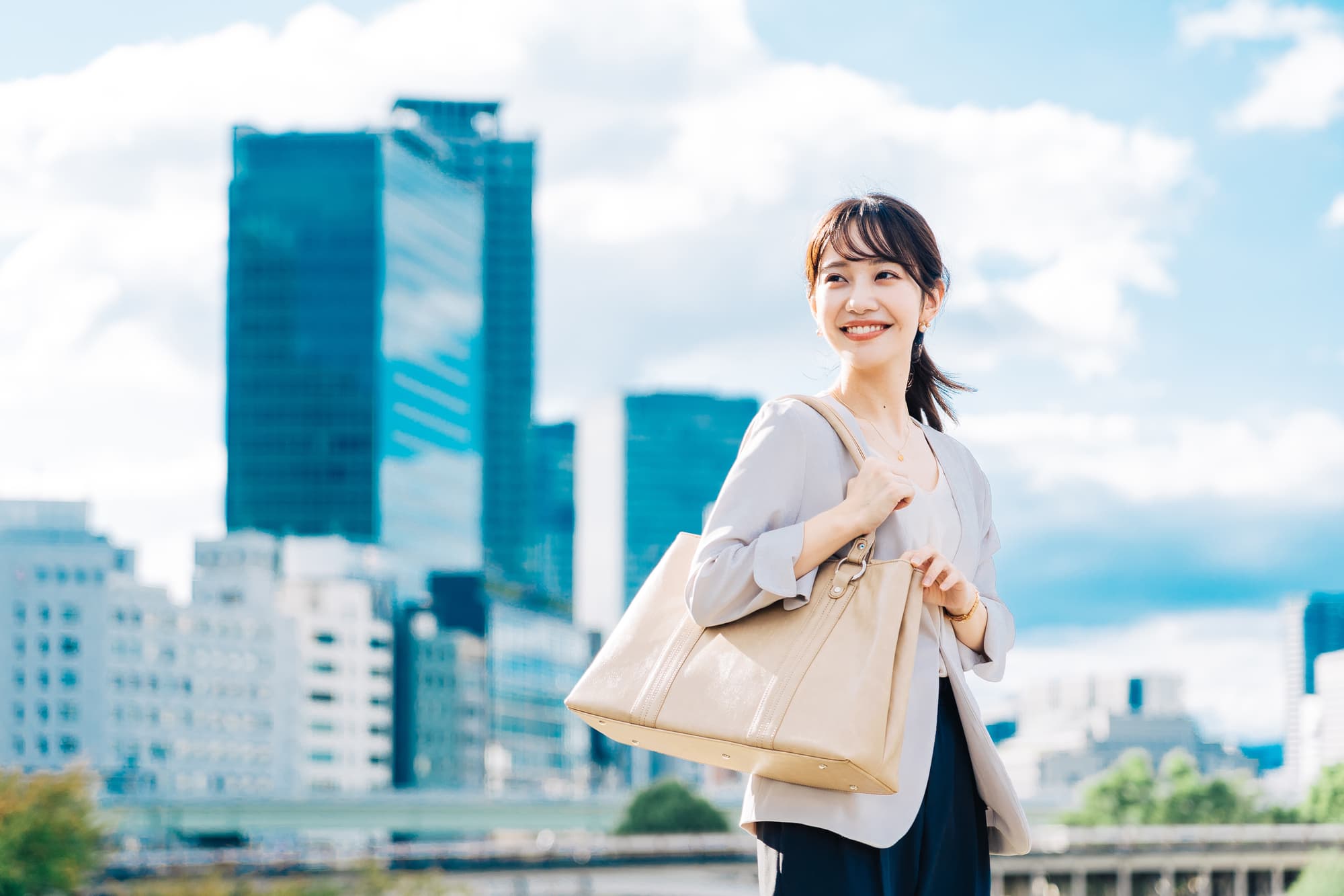 街を歩く女性